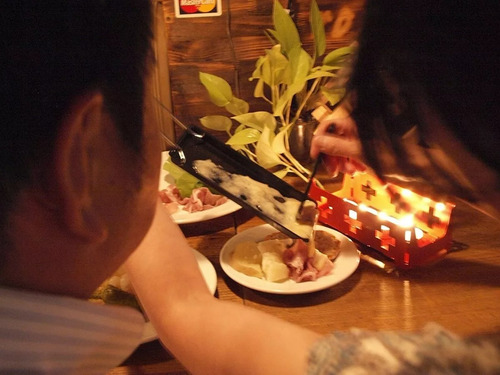 Racleteira A Vela (cor Vermelha) Com 1 Kg De Queijo Raclette
