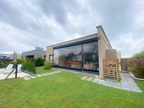 Venta De Excelente Casa. Barrio Santa Elena, Pilar Del Este
