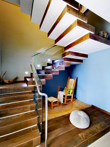 Duplex Amoblado Con Piscina En El Barrio Santa María: 3 Habitaciones Y 3 Baños