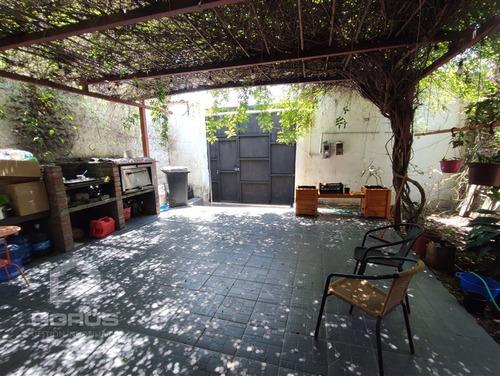 Casa En Venta De 5 Dorm. En Recoleta