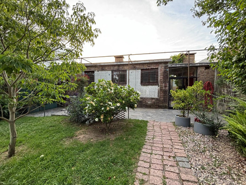 (reservada!!!) Lega Propiedades Vende En Exclusividad Hermosa Casa De 3 Dormitorios, Con Dependencia De Servicio, Sótano, Cochera Y Fondo.