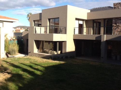 Casa En Alquiler - 4 Dormitorios 6 Baños - Cocheras - 1.224mts2 - Godoy Cruz