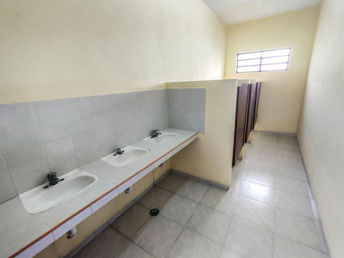 Amplio Edificio Multifuncional En Venta A Dos Cuadras De Per