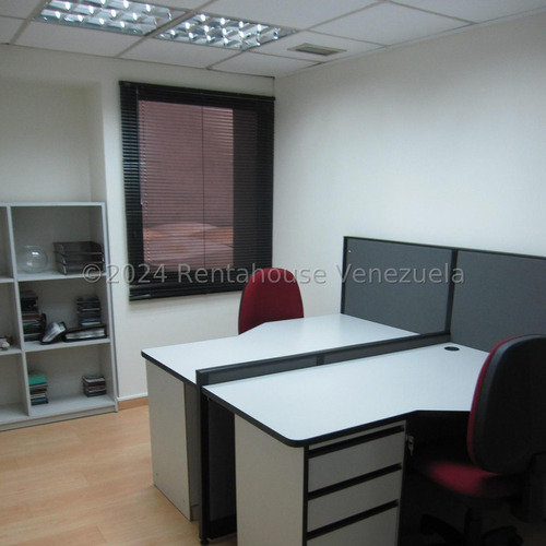 En Venta Ilumanada Y Centrica Oficina - Urb. Chacao.