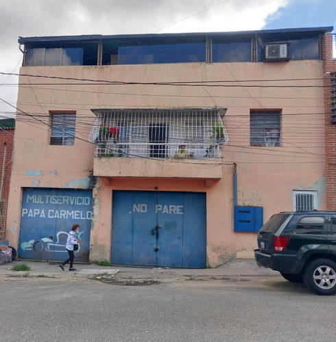 Venta De Edificio En Catia, En La Calle Chile