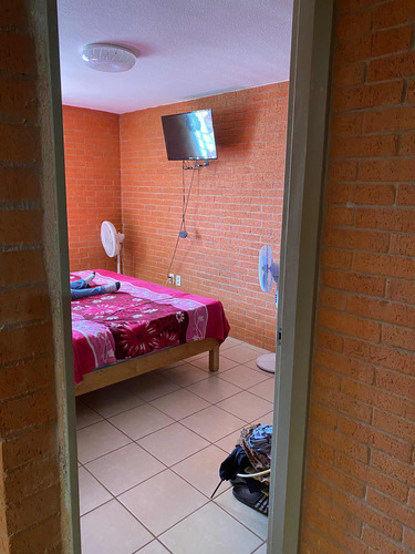 Se Vende Cass En Avenida Principal De Arboledas Cd Bajío