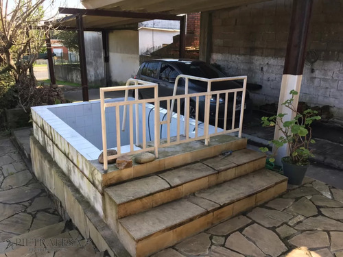Casa En Venta Con Renta 4 Dormitorios 2 Baños Con Garaje Y Patio- Av. San Martín - Cerrito