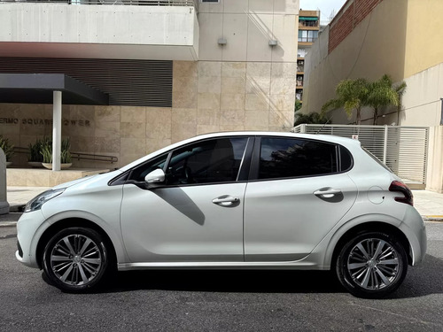 Peugeot 208 1.6 Feline