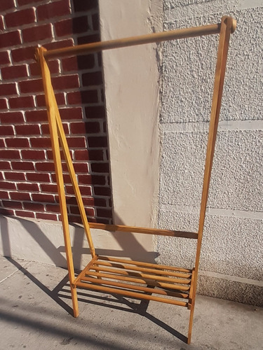 Colgador De Ropa En Madera