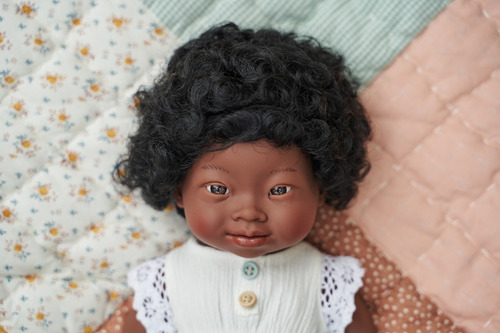 Imagen 2 de 4 de Muñeca Síndrome Down Africana 38 Cm