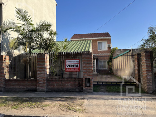 Casa En Venta En Berazategui. Dos Casas. Ideal Familia Grande O Dos Familias.