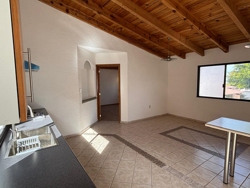 Casa En Renta De Una Recamara En Condominio En Fraccionamiento Campestre En Villa Corregidora, Qro. - ¡ideal Para Ejecutivos O Parejas Recién Casados!