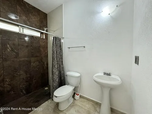 Renta - Vista Real. Casa, Cuarto De Servicio, 4 Recámaras, Alberca, Área De Tv