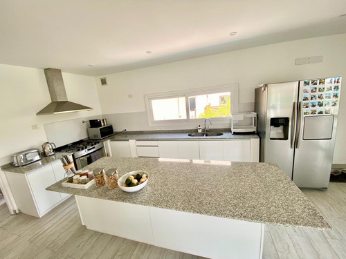 Excelente Casa En Alquiler Anual En El Canton Puerto Con Pileta