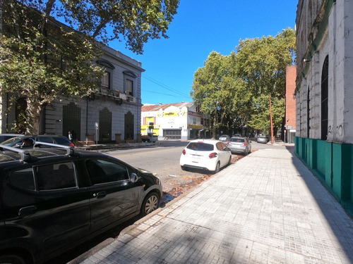 Atención Inversionistas! Venta De Importante Inmueble En Zona De La Ciudad En Continua Revitalización. Edificio En Dos Plantas, En Padrón Único