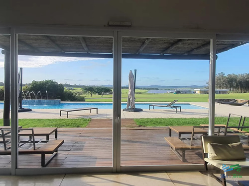 Venta De Terreno Proximo Al Aeropuesrto De Punta Del Este En Laguna De Los Cisnes
