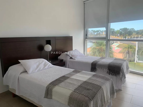 Apartamento En Venta De 3 Dormitorios En Edificio Delamar, Punta Del Este.