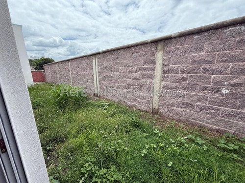 Casa De 1 Nivel Con Sala De Tv Y 3 Recámaras, Venta - Santa Rosa Jauregui