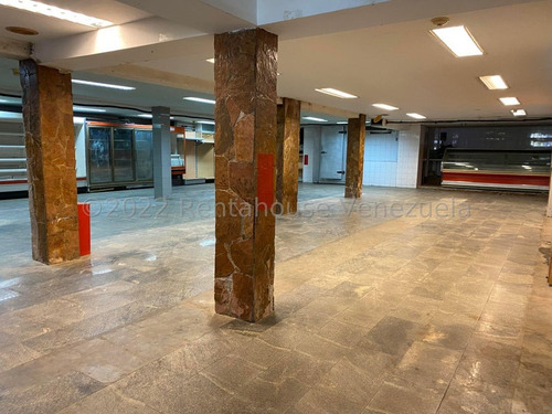Edificio Comercial A La Venta En Playa Grande.locales,deposito,oficinas, Estacionamiento. 23-16262gm