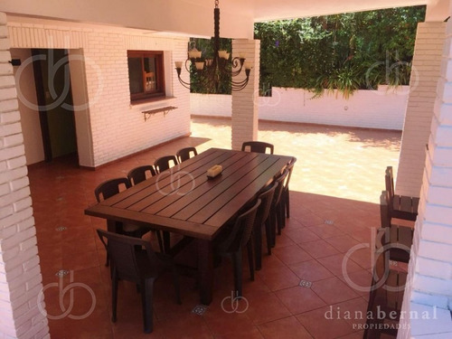 Punta Del Este, Casa De 3 Dormitorios Y Dependencias En Mansa Con Piscina Climatizada.- Ref: 43189