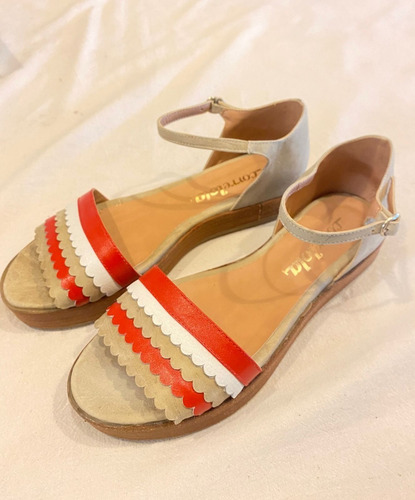 Imagen 1 de 1 de Sandalia Cuero Beige Corre Lola