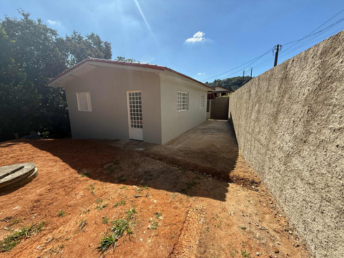 Casa Com Dois Quartos Sala E Cozinha Americana