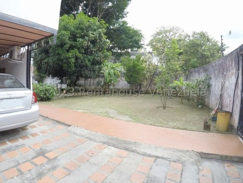 Yg Increíble Casa Con Dos Anexo, Potencial Para Remodelar Residencial O Comercial, Ubicada En Esquina Con Fácil Acceso En Venta En La Trinidad 24-1929 Ys