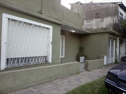 Casa En Venta Sobre Amplio Lote, Quilmes