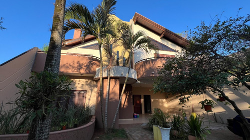 Alquilo Casa Con Piscina En Pleno Centro De Encarnación: 5 Habitaciones Y 4 Baños