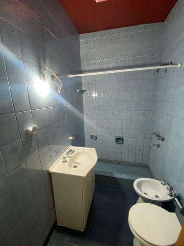 Imagen 13 de 17 de En Venta Casa 3 Amb Con Gge P/ 2 Autos, Amplio Fondo Libre, Terraza Y Local En Lanus (136)
