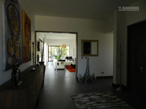 Casa En Venta De 5 Dormitorios En Colina