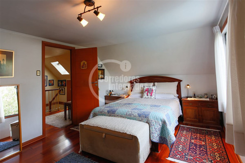 Casa En Venta De 5 Dorm. En Las Condes