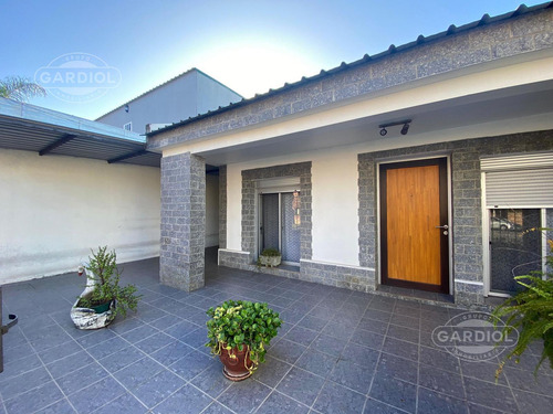 Casa En Venta En Colonia, A Una Cuadra De Colonia Shopping