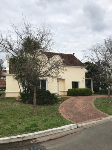 (178) Casa Estilo Colonial En Barrio Cerrado