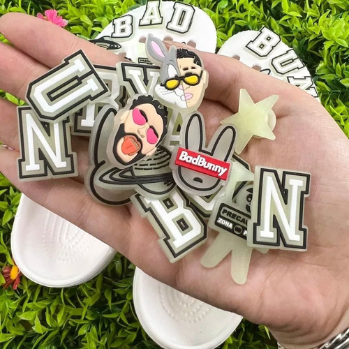 Imagen 4 de 5 de Broche Fluorescente De Decoración Bad Bunny Luminoso