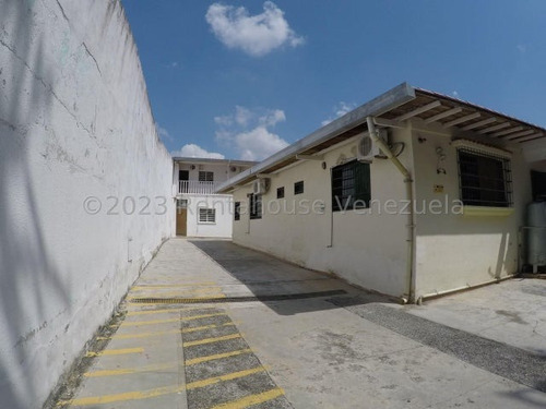 Ab Amplia Casa Ubicada En Zona Norte, Con Destino Como Posada, Cuenta Con Habitaciones Totalmente Equipadas, A/a Split, Nevera Ejecutiva, Camas, Entre Otros.