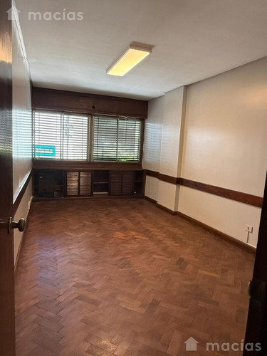 Amplia Oficina En Alquiler En City Bancaria, 5 Privados, Baños, Recepción Piso Bajo.