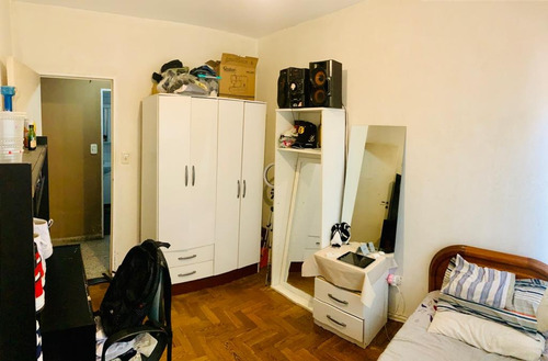 Casa En Venta O Permuta De 4 Ambientes Con Parque, Berazategui.