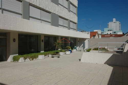 Apartamento En Peninsula, 1 Dormitorios *- Ref: 2888