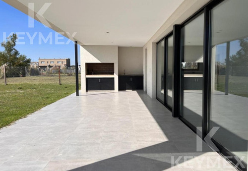 Casa En Venta Barrio Magallanes Frente Al Lago