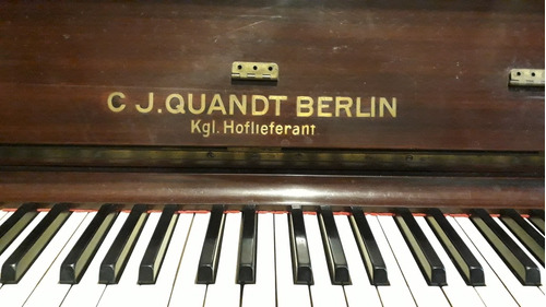 Piano Vertical Quandt Berlin