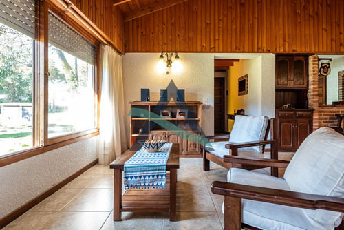 Casa 4 Ambientes Con Dependencia De Servicio. Pinamar.
