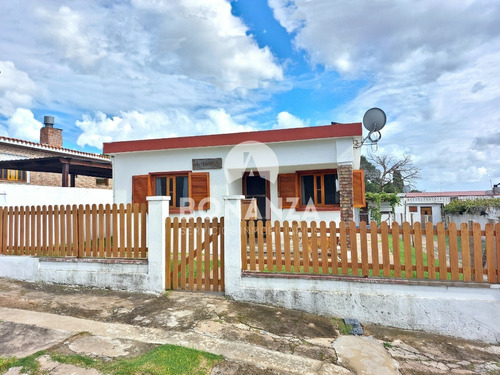 Casa A La Venta En Piriápolis. Zona Céntrica. 2 Dormitorios, 1 Baño. Parrillero.