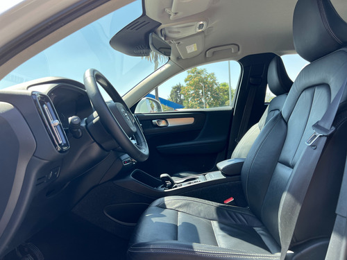 Volvo XC40 D4 Momentum Intro Car