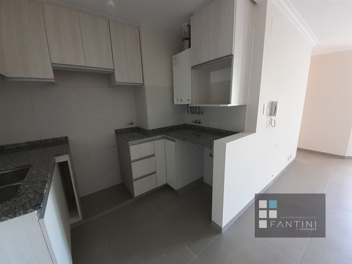 Casagrande // 1 Dorm // Cochera // Bº Jardín // Balcón // Piso Medio