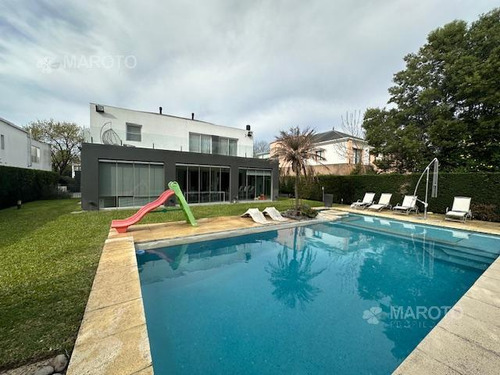 Casa En Venta En Barrio Privado Septiembre
