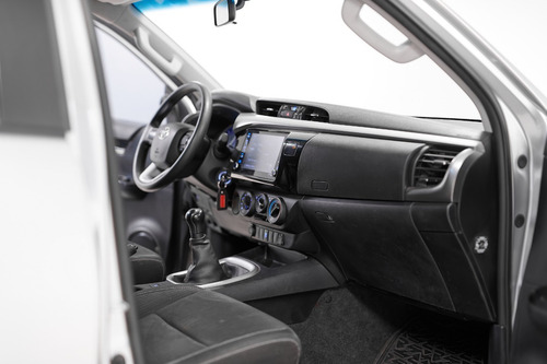 Imagen 13 de 15 de Toyota Hilux 2.4 Dc 4x2 Tdi Sr 2020