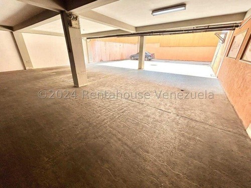 Francisco Rojas Norscia Rentahouse 24-27339 Vende Edificio Comercial En Av Vargas De Barquisimeto, A Pie De Calle Buen Punto Comercial Ideal Para Tu Emprendimiento Son 1013mts2, Ideal Para Invertir!!!