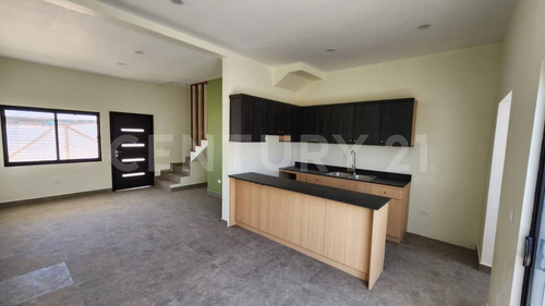 Casa Dentro En Nuevo Desarrollo Con Excelente Ubicación