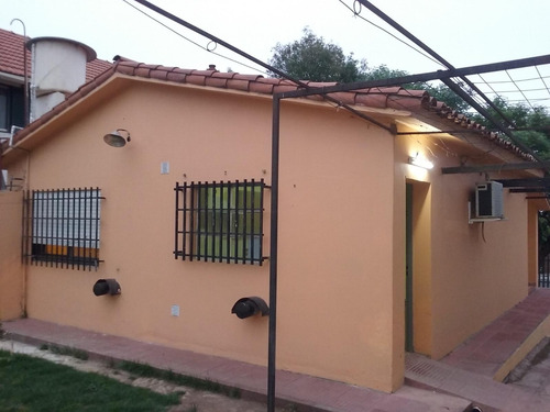 Casa En Venta En Poeta Conti, Centro De Merlo: Excelente Ubicación